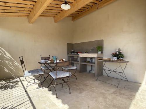 Provenzalische Cottage-Terrasse mit Speisebereich, Küche, Holzbalken und Gartenblick in Gordes