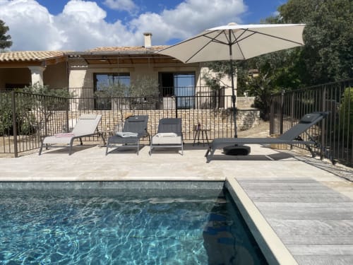 Provenzalisches Haus mit Pool, Liegestühlen, Sonnenschirm und Terrasse mit Gartenblick in Gordes