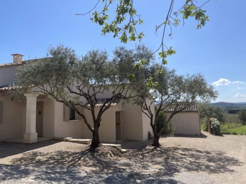 Rustikales provenzalisches Landhaus in Gordes mit uralten Olivenbäumen, Terrakottadächern und Innenhof