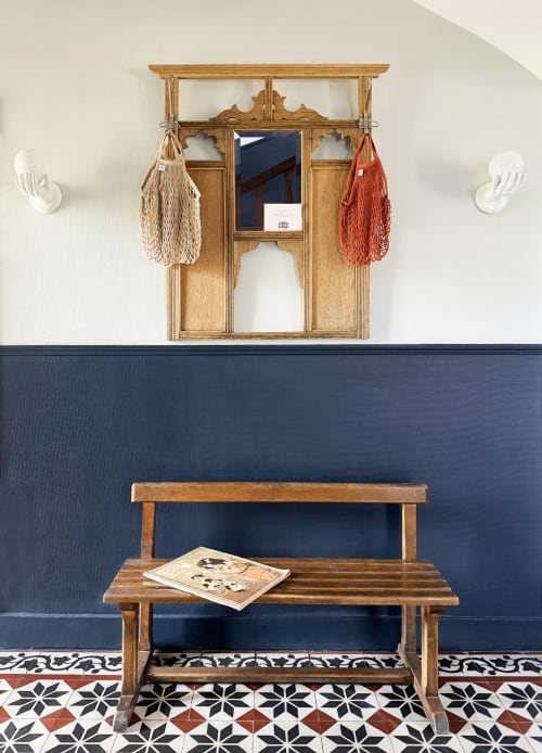 Étagère en bois rustique avec sacs à mailles à la Maison Mansel BnB à Mesnil-en-Ouche
