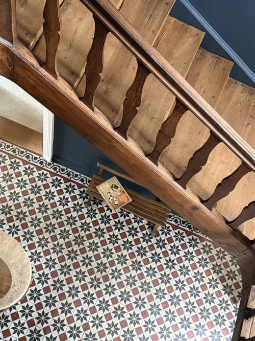 Escalier en bois avec carrelage décoratif à la Maison Mansel B&B à Mesnil-en-Ouche