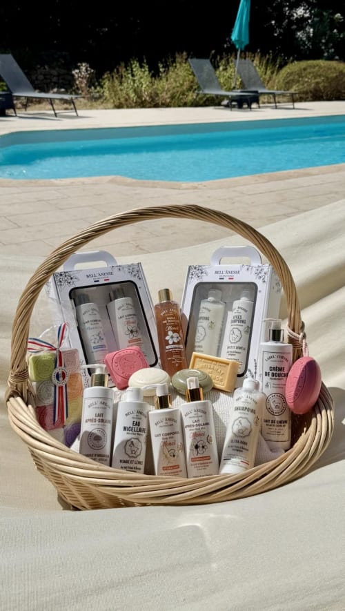 Luxueux panier cadeau Bella Anesse du spa au bord de la piscine de la CARPE DIEM Résidence à Lorgues, France