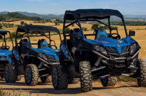 Buggies tot terreny blaus i negres aparcats a la campanya toscana prop de l'Hotel Can Carol, Capellades