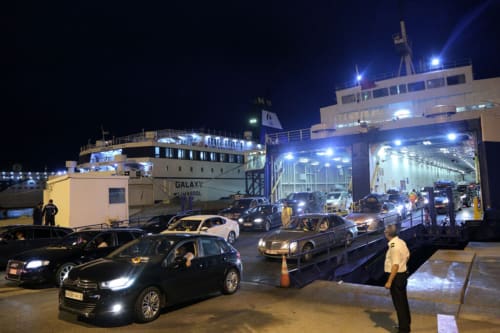 Chargement de voitures sur le ferry au port de nuit pour le transport vers le Maroc près du Riad Eucalyptus