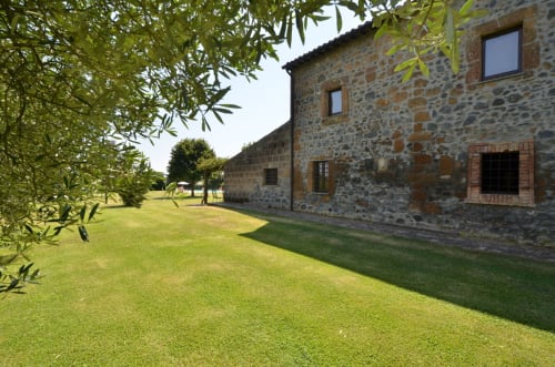 Agriturismo Buriano: Steinhaus mit gepflegtem Rasen und Olivenbäumen in Lubriano, Italien