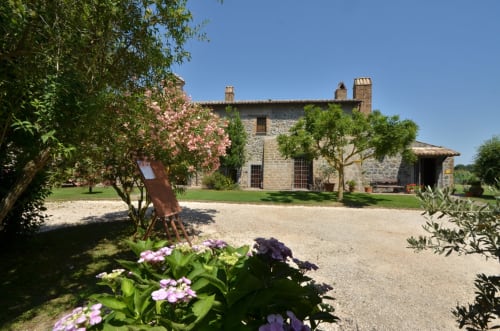 Steinhaus Agriturismo Buriano in Lubriano mit blühenden Gärten und Innenhof
