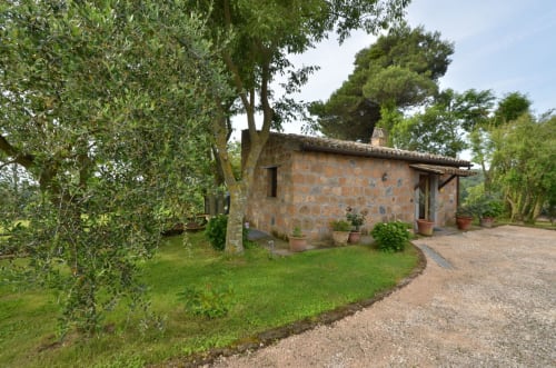 Rustikales Steinhaus des Agriturismo Buriano in Lubriano, Italien, umgeben von Olivenbäumen und gepflegten Gärten