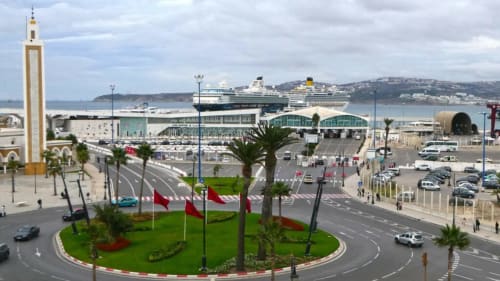 Port de Tanger avec navires de croisière, rond-point aux drapeaux et paysage côtier près du Riad Eucalyptus