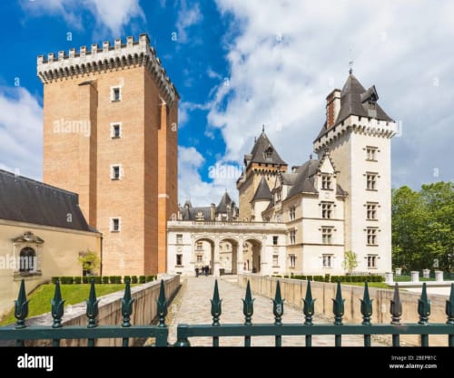 Château avec tours et cour intérieure à Le Gîte des Mousquetaires, Lanne en Barétous, France