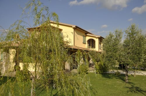 Agriturismo Buriano countryside villa in Lubriano with weeping willow trees and green gardens