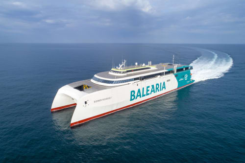 Un navire ferry Balearia traversant la mer Méditerranée en direction du Maroc