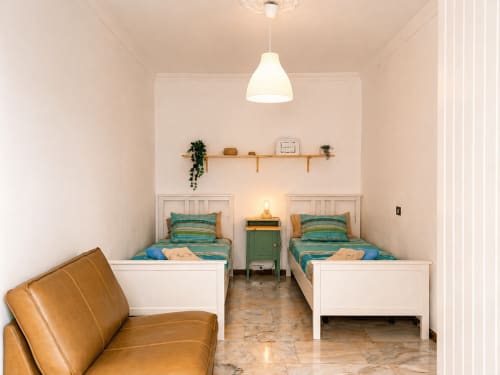 Twin bedroom with turquoise bedding at Alojamientos vacacionales en La Aldea, Cercadillos, featuring white beds, leather