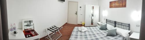 Luminosa camera doppia presso Royal House Fiumicino B&B con due letti singoli, angolo cottura, accesso alla terrazza e comfort moderni