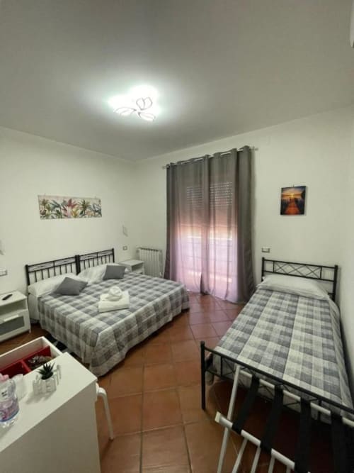 Tripla al Royal House Fiumicino B&B con letto matrimoniale, letto singolo e accesso al balcone a Fiumicino