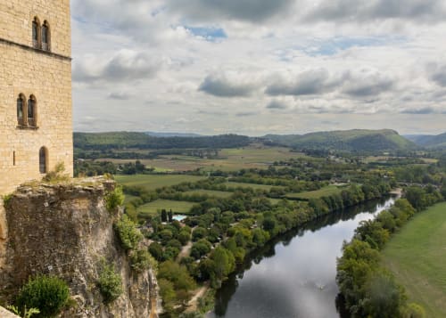 La tour médiévale du Prieuré de Saint-Pierre domine la vallée de la Dordogne, Saint-Pey-de-Castets