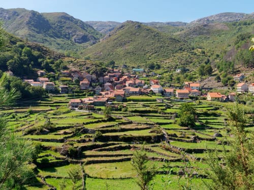 Quinta da Coutada, agroturismo em Arcos de Valdevez com campos em socalcos, casarões tradicionais e montanhas envolventes.