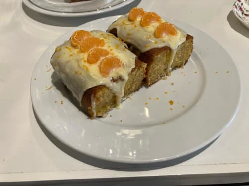 Tranches de gâteau aux agrumes avec glaçage à la crème au Le Boïate Hôtel & Salon de thé à Arès, France