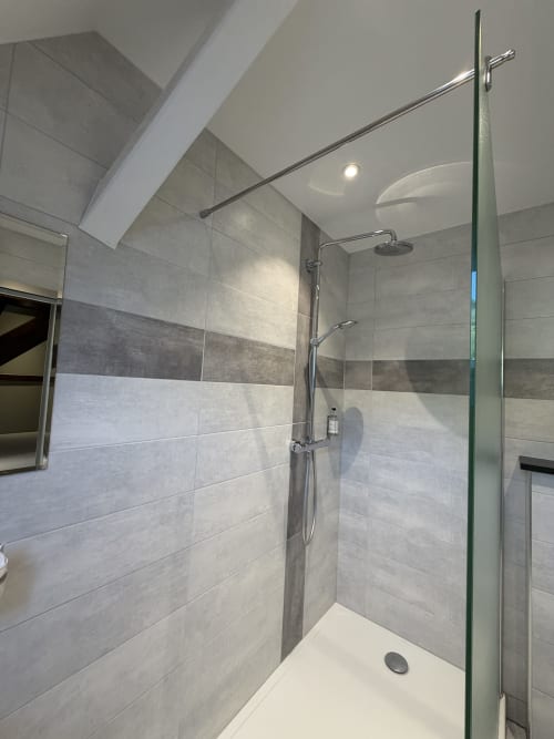 Salle de douche moderne avec paroi vitrée et pluie de douche à l'Hôtel de l'Ange, chambre familiale, Niedermorschwihr