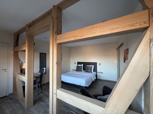 Chambre Tradition Double de l'Hôtel de l'Ange avec lit à baldaquin, bureau et équipements modernes à Niedermorschwihr