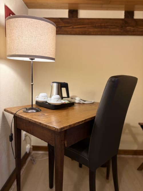 Bureau de réception avec lampe et équipements à l'Hôtel de l'Ange, Niedermorschwihr