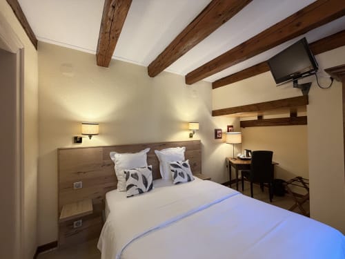 Chambre double classique à l'Hôtel de l'Ange avec poutres apparentes, lit queen-size, bureau, télévision et ambiance chaleureuse à Niedermorschwihr