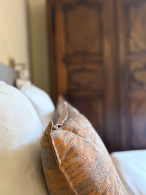 Détail du lit double à l'Hôtel de l'Ange à Niedermorschwihr avec oreillers blancs et tête de lit en bois