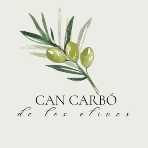 Logotipo del hotel Can Carbó de les Olives con rama de olivo, aceitunas verdes y hojas en Perelada, España