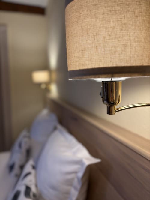 Lampe de chevet abat-jour lin beige et base laiton dans une Chambre Classique à l'Hôtel de l'Ange, Niedermorschwihr