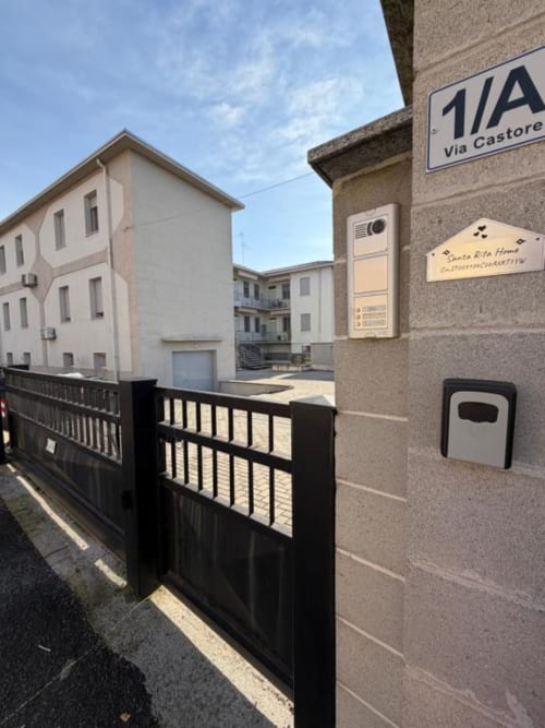 Ingresso via Castore agli Appartamenti MiSaNi Santa Rita Home con cortile, edifici residenziali e vista giardino
