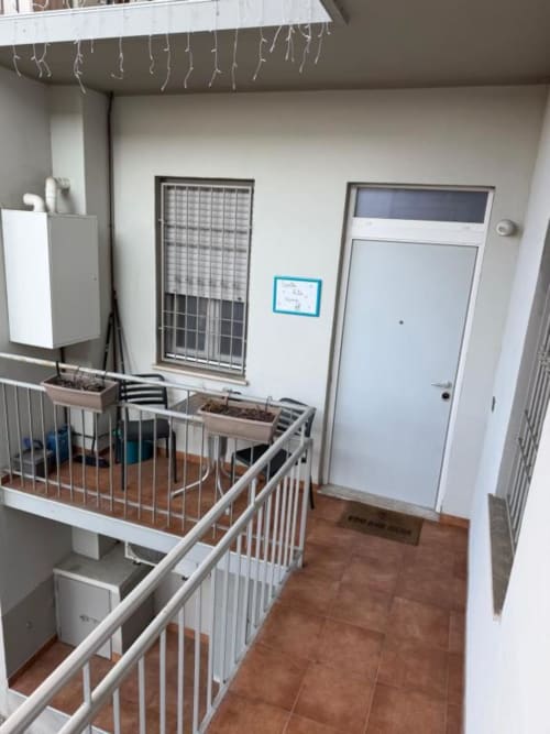 Appartamenti MiSaNi Santa Rita - Interno con recinti per animali, angolo cottura e vista giardino
