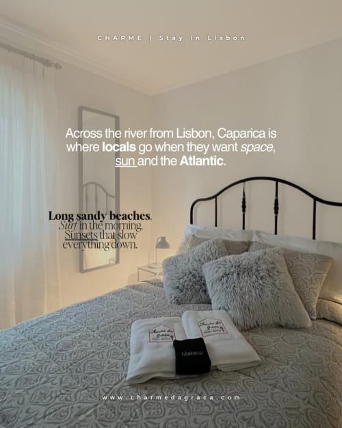 Quarto do hotel Charme da Graça em Lisboa com cama, almofadas e promoção da praia da Caparica