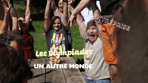 Groupe célébrant avec les bras levés à La Yourte Un Autre Monde au Hohwald, France