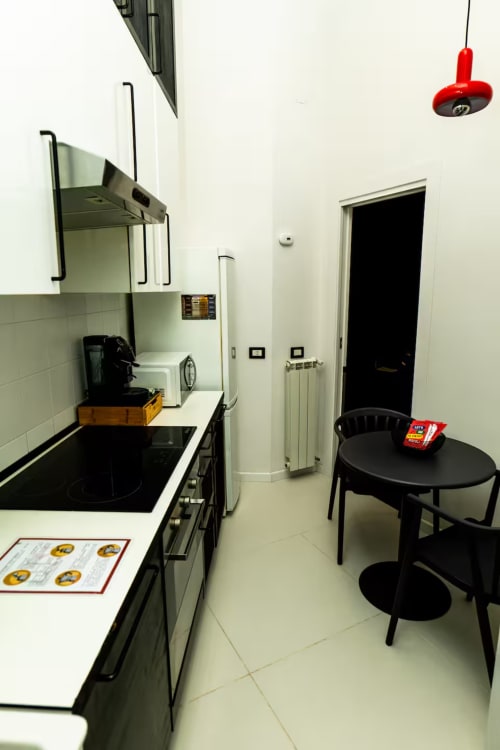 Cucina e zona pranzo moderni in Suite urbana presso LH51 Rooms and Apartments, Napoli