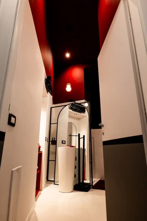 Corridoio bagno moderno presso LH51 Rooms a Napoli con soffitto rosso, pareti bianche, doccia in vetro e asciugamani bianchi