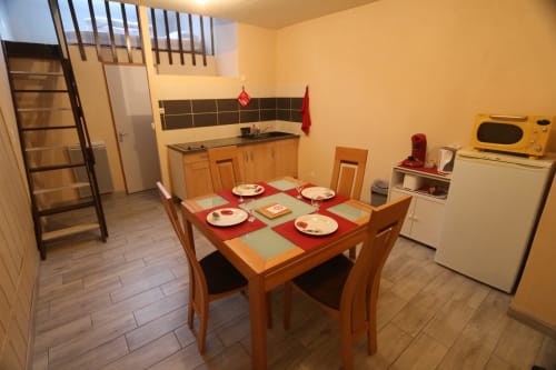 Cuisine et salle à manger d'un studio à l'Appart'Hôtel Résidence de Tourisme, Cholet, avec kitchenette équipée