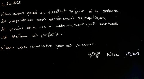 Note manuscrite du gestionnaire de Bleu Mer Riviera à Les Issambres souhaitant d'excellentes vacances aux clients