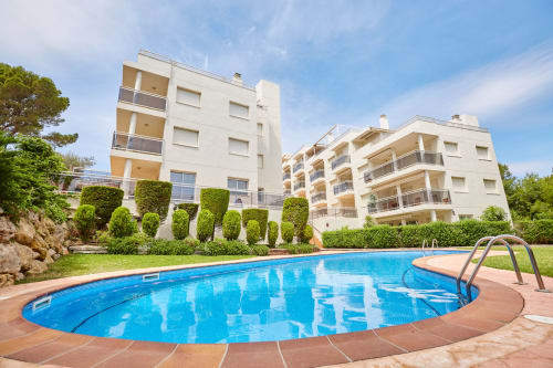 Modernos edificios residenciales con piscina en Experiencias Encant, Calafat, España