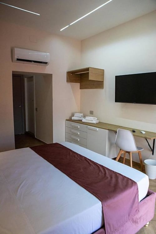 Camera Tripla Moderna Dreams & Colors Napoli con letto matrimoniale, scrivania, TV a schermo piatto e bagno en-suite