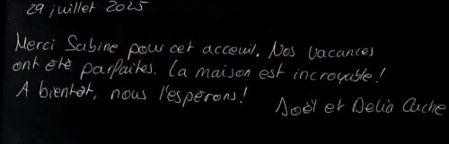 Note de remerciement manuscrite en français des clients de l'hôtel Bleu Mer Riviera aux Issambres