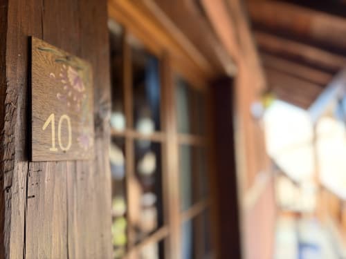 Numéro 10 sur une porte en bois rustique à l'Hôtel de l'Ange à Niedermorschwihr