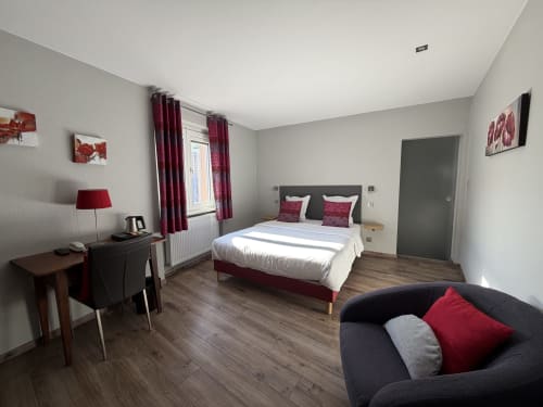 Chambre moderne de l'Hôtel de l'Ange à Niedermorschwihr avec lit queen-size, accents bordeaux et mobilier contemporain