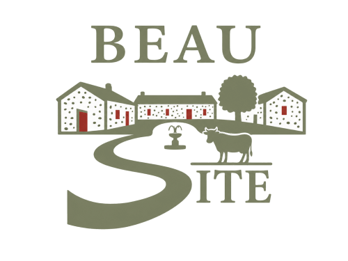 Logo Domaine de Beau Site avec chaumières rustiques, vache, fontaine et arbre à Peyrat-de-Bellac
