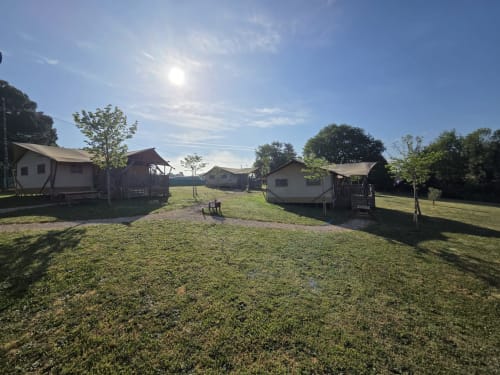 Glamping-tenten in een zonnig veld bij Home Sweet Lodge Aquitaine, Saint Germain et Mons