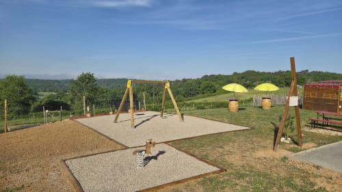 Aire de jeux glamping avec balançoires et activités de sable offrant une vue sur la campagne française verdoyante à Home Sweet Lodge Aquitaine