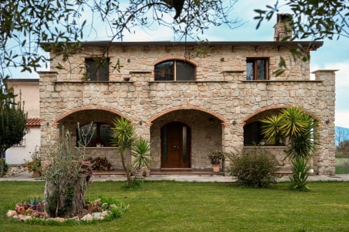 Cottage Stone House a Gebel el Son a Novi Velia con ingresso ad arco, facciata in pietra e giardino curato