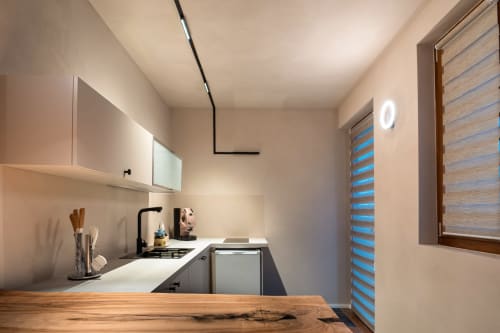 Area cucina moderna della Little House at Stone House Gebel el Son, Novi Velia, con elettrodomestici in acciaio inox e giardino