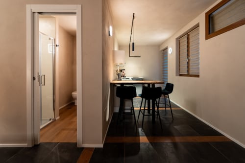 Camera moderna alla Stone House Gebel el Son con scrivania, sgabelli neri e accesso a servizi igienici condivisi a Novi Velia, Italia