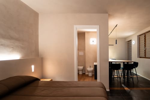 Camera da letto moderna di Stone House Gebel el Son a Novi Velia con bagno privato e zona pranzo