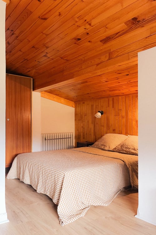 Rustic wooden bedroom at Chalet Viñales in Les Houches with twin beds and pine beams