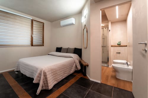 Camera matrimoniale moderna a Stone House Gebel el Son, Novi Velia, con letto queen, bagno privato, aria condizionata e